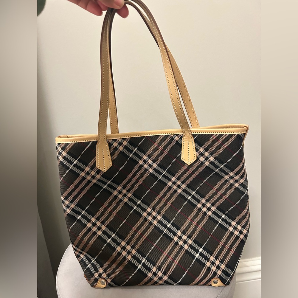 Burberry Shoulder bag small size
Authentic from Japan 
Like new